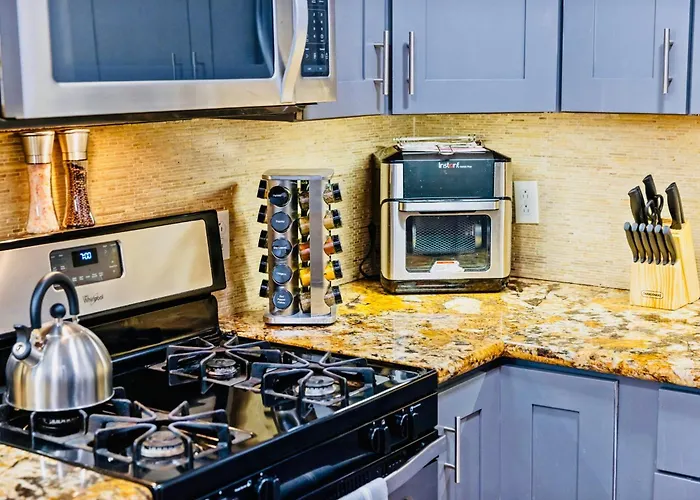 5bdrm 10bd With King Bbq Patio 1 Min Walk Carson St *