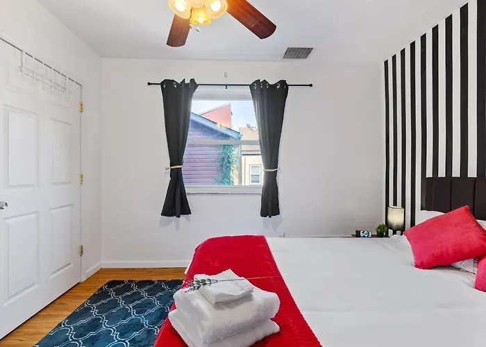 Holiday home 5bdrm 10bd With King Bbq Patio 1 Min Walk Carson St *